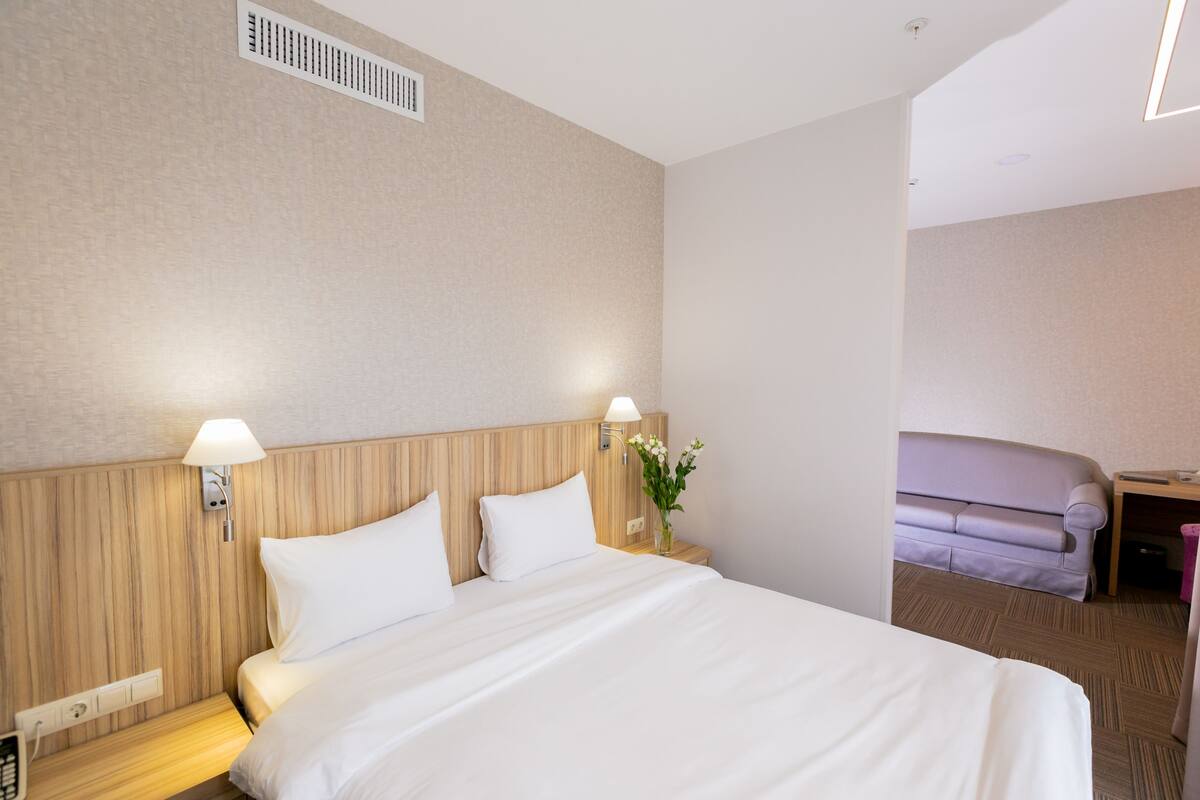 Suite – junior, 1 soverom | Safe på rommet, blendingsgardiner, lydisolert og strykejern/-brett