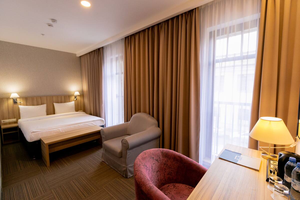 Safe på rommet, blendingsgardiner, lydisolert og strykejern/-brett