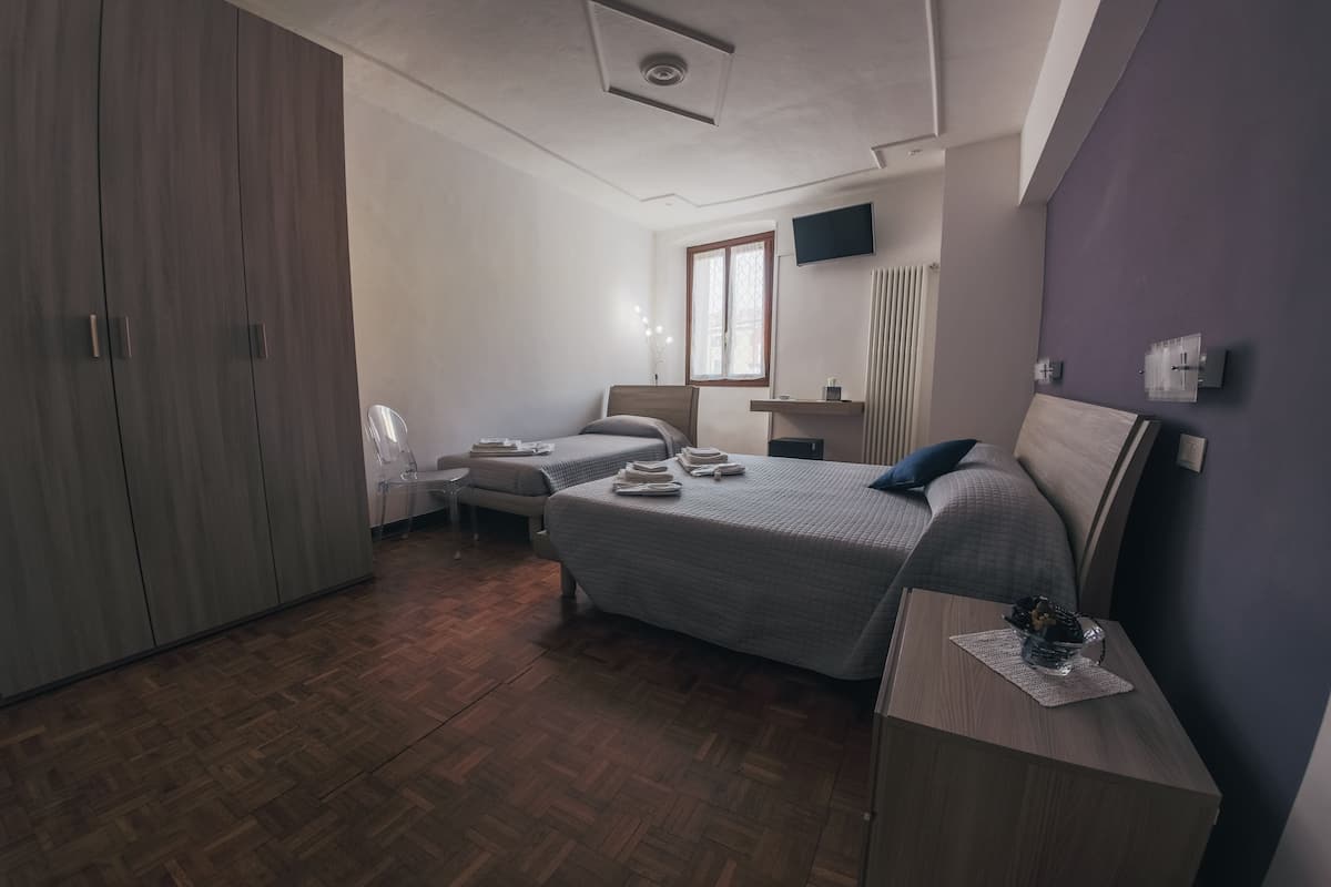 Quarto triplo conforto (Tosca) | Cofres nos quartos, Wi-Fi de cortesia, roupa de cama