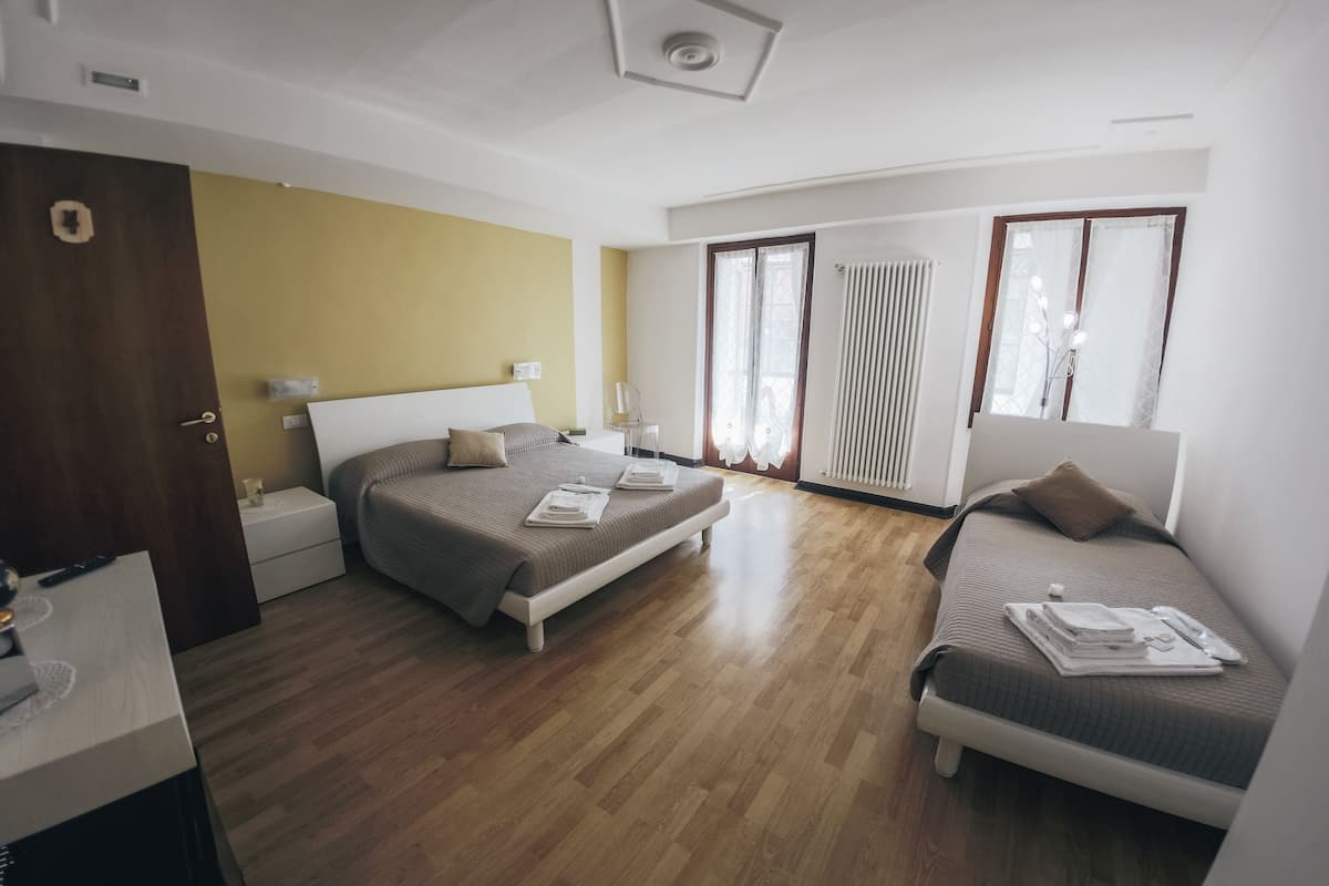 Quarto triplo conforto, terraço (Boheme) | Cofres nos quartos, Wi-Fi de cortesia, roupa de cama