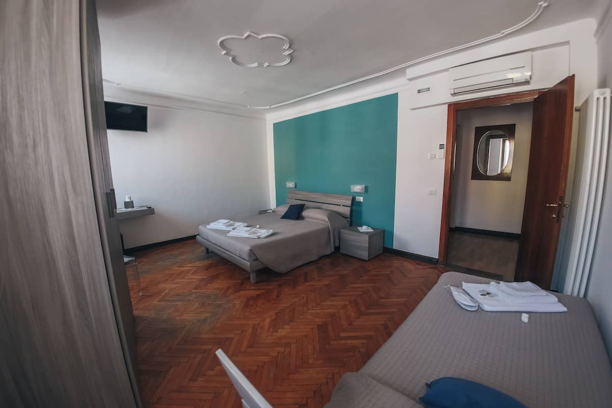 Quarto triplo standard (Butterfly) | Cofres nos quartos, Wi-Fi de cortesia, roupa de cama