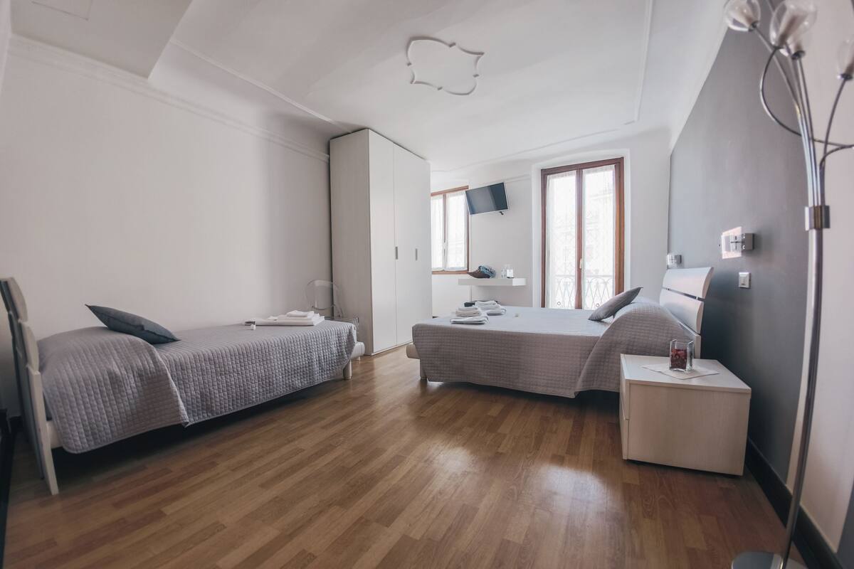 Quarto triplo, sacada (Turandot) | Cofres nos quartos, Wi-Fi de cortesia, roupa de cama