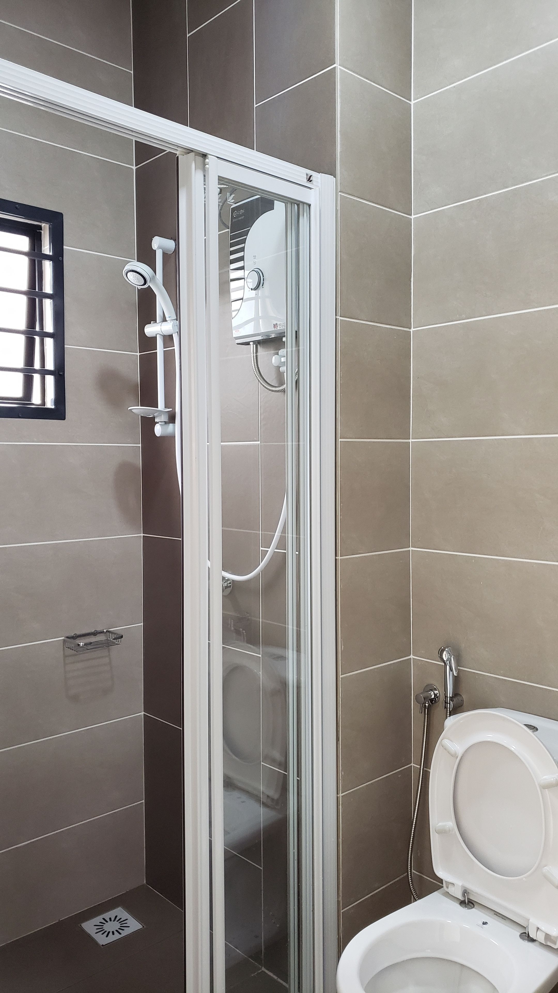 Shower, rainfall showerhead, free toiletries, hair dryer
