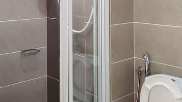 Kamar Deluks, 1 Tempat Tidur King (Home Stay) | Kamar mandi | Shower, pancuran hujan, perlengkapan mandi gratis, dan pengering rambut