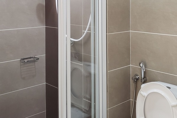 Deluxe King Room (Home Stay) | Bathroom | Shower, rainfall showerhead, free toiletries, hair dryer