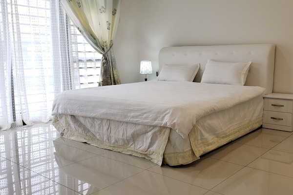 Deluxe King Room (Home Stay) | Premium bedding, desk, soundproofing, iron/ironing board