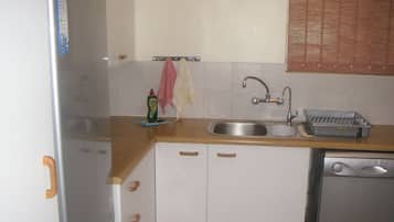 xxxTwin Room | Private kitchen | Fridge, microwave, oven, stovetop