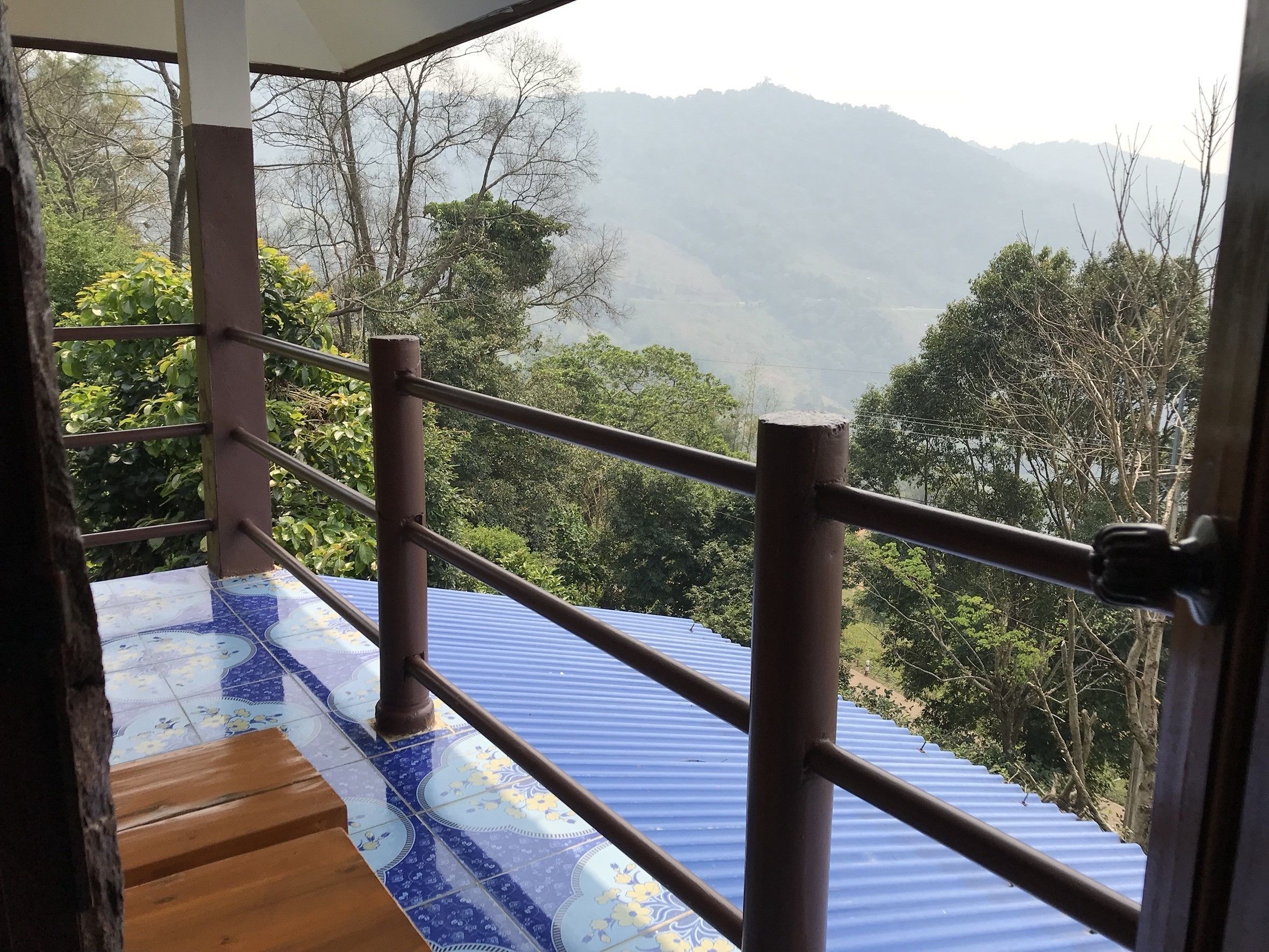 غرفة بتجهيزات أساسية | شرفة