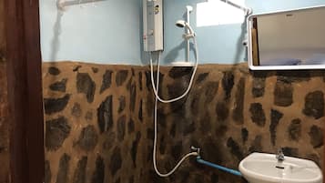 Basic Room | Bathroom | Shower, free toiletries, towels
