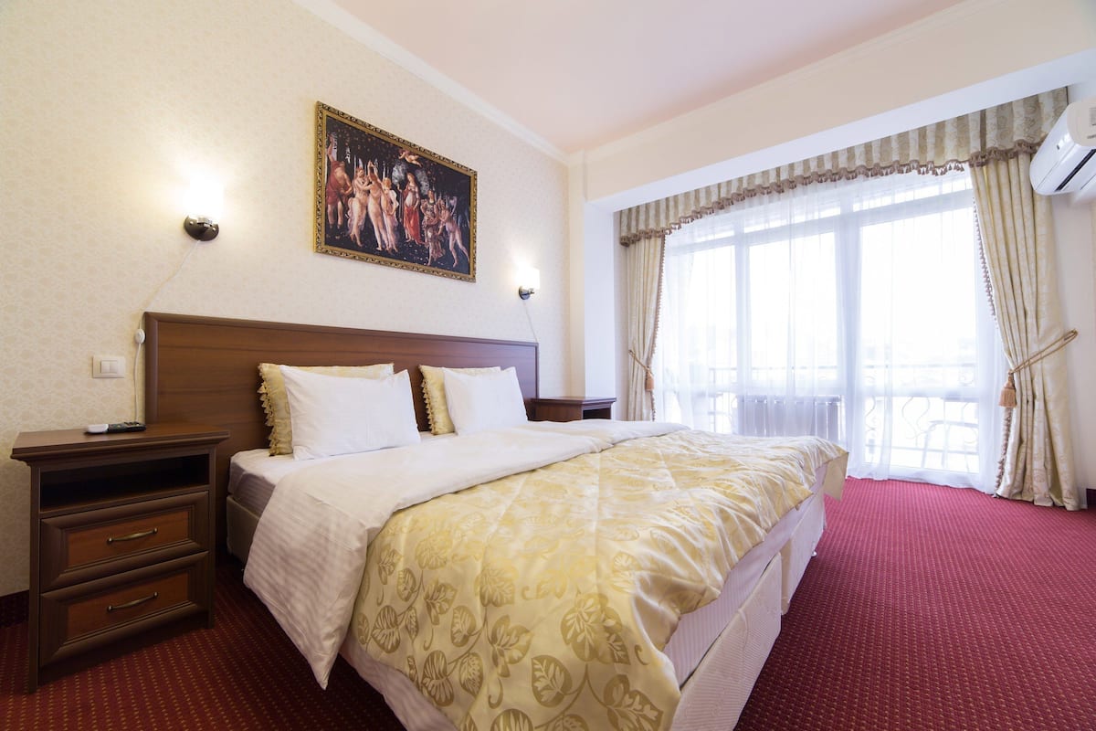Standard Double or Twin Room | In-room safe, iron/ironing board, free cribs/infant beds, rollaway beds