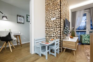 LĂ€genhet | Vardagsrum | 49-tums platt-tv med kabelkanaler och tv