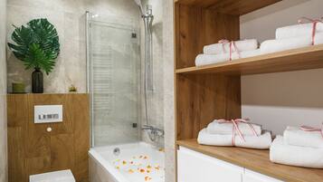 Lägenhet | Badrum | Badkar/dusch, gratis toalettartiklar, hårtork och handdukar