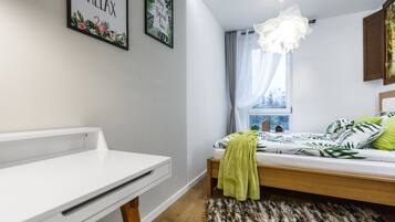 Lägenhet | Skrivbord, ljudisolering, strykjärn/strykbräda och resesäng