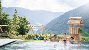 2 piscine coperte, 2 piscine all'aperto