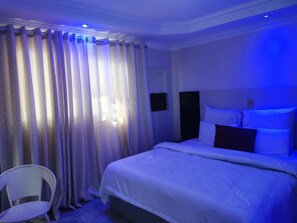 Deluxe Room | Desk, iron/ironing board, free WiFi, bed sheets - Zurich Garden Lodge (Benoni)