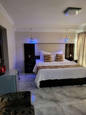 Desk, iron/ironing board, free WiFi, bed sheets - Zurich Garden Lodge (Benoni)