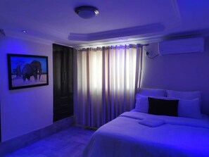 Escritorio, tabla de planchar con plancha, wifi gratis y ropa de cama