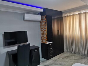 Desk, iron/ironing board, free WiFi, bed sheets - Zurich Garden Lodge (Benoni)