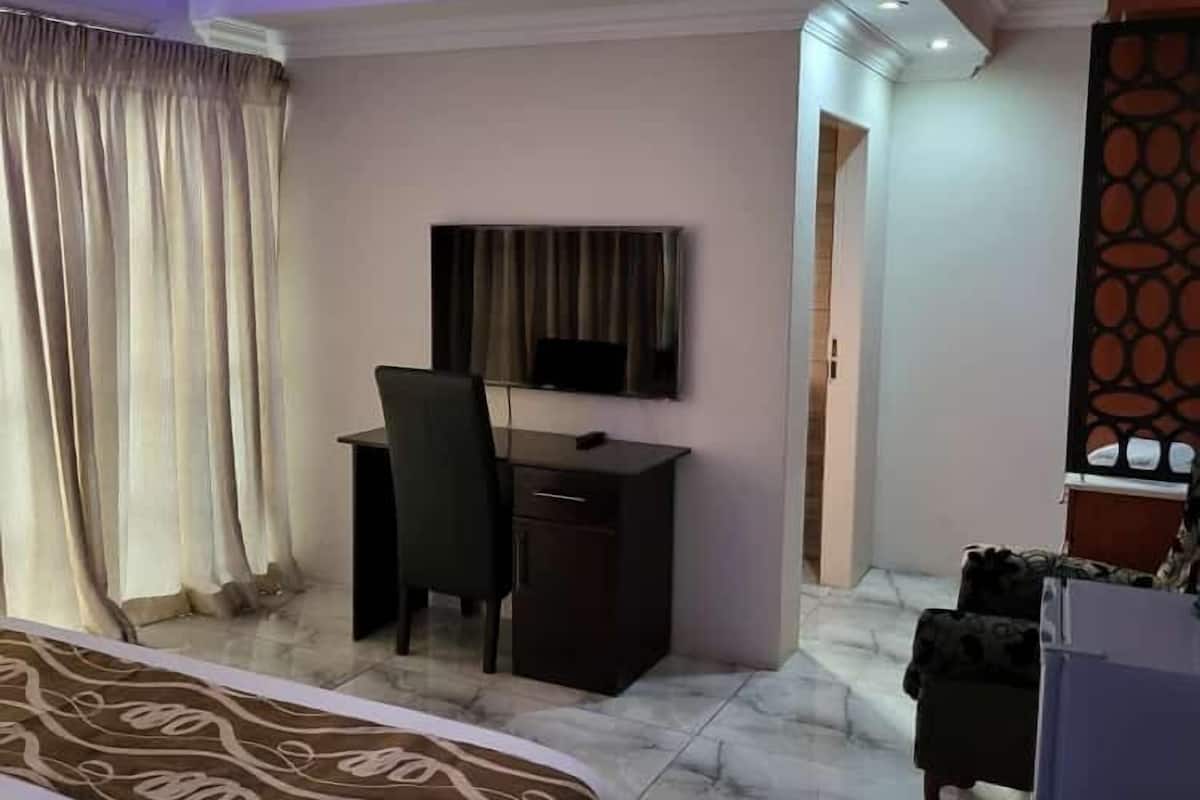 Chambre supérieure double | Bureau, fer et planche à repasser, accÚs au Wi-Fi (inclus)
