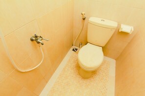 Habitación doble | Baño | Regadera, amenidades de baño gratuitas, toallas 