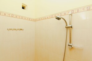 Habitació doble | Bany | Dutxa, articles de tocador gratuïts i tovalloles 
