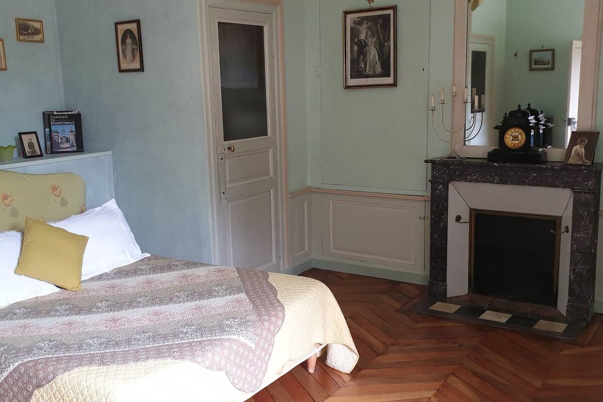 Muebles diferentes, escritorio y sistema de insonorización 