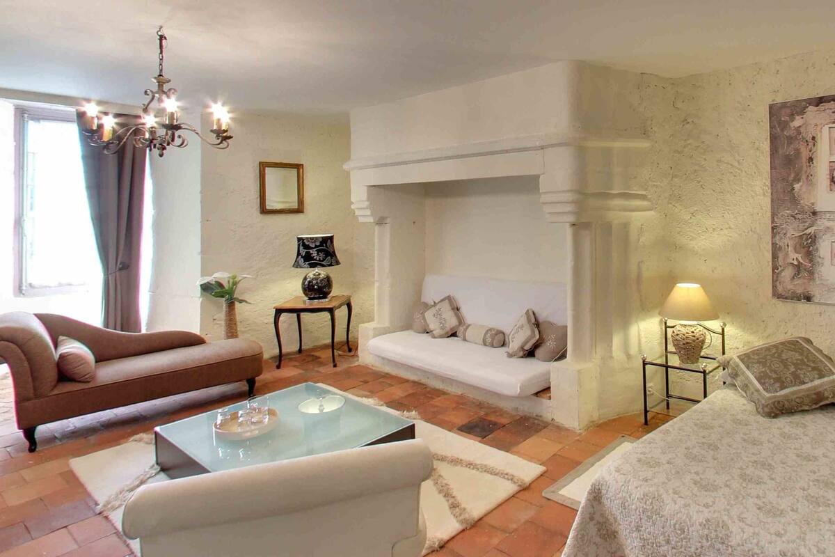 Muebles diferentes, escritorio y sistema de insonorización 