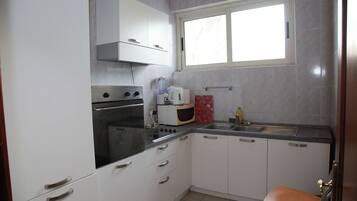 Suite, 3 Bedrooms | Private kitchen | Fridge, microwave, oven, stovetop