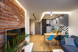 Apartament | Sala d'estar | Televisor de pantalla plana de 49 polzades amb canals per cable 