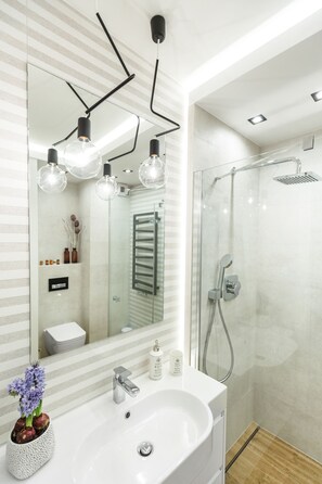 Căn hộ | Phòng tắm | Buồng tắm vòi sen, đồ dùng nhà tắm miễn phí, máy sấy tóc, khăn tắm 