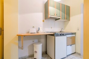 Apartamento, 2 habitaciones, balcón | Cocina básica privada | Frigorífico, placa de cocina, hervidor eléctrico y trona infantil