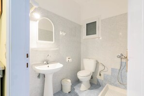 Appartement, 2 chambres, balcon | Salle de bain | Douche, séchoir à cheveux, serviettes fournies