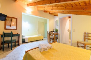 Dreibettzimmer, Balkon | Wohnbereich | Flachbildfernseher