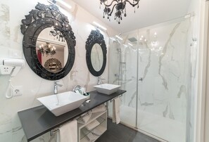 Shower, free toiletries, hair dryer, towels - Rey Don Pedro Luxury Home (Seville)