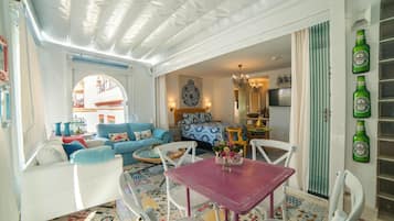 Habitación romántica, vista a la ciudad | Caja de seguridad en la habitación y decoración personalizada