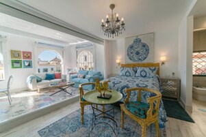 Caja de seguridad en la habitación y decoración personalizada 