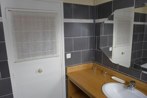 Habitación doble Confort | Baño | Tina profunda, amenidades de baño gratuitas, toallas
