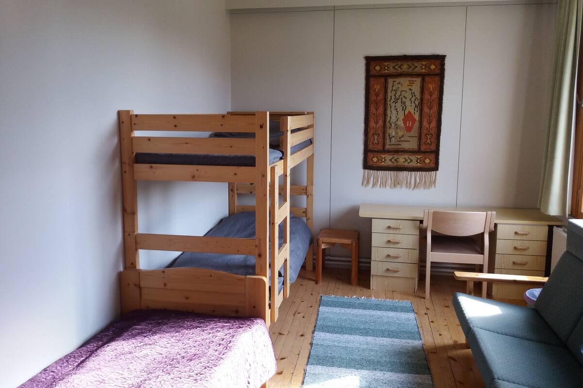 Quarto triplo básico, banheiro compartilhado | Comodidades do quarto