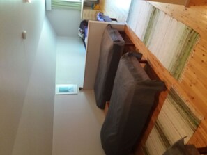 Escrivaninha, ferros/tábuas de passar roupa
