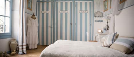 Family Room | Individually decorated, individually furnished, desk, soundproofing