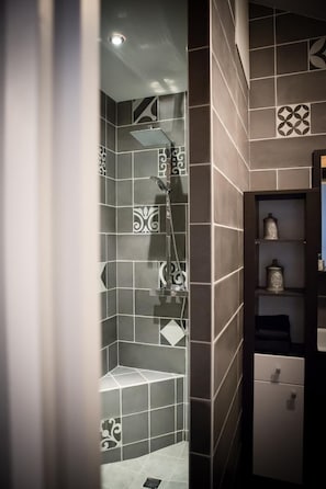 Baignoire Ă jets, articles de toilette gratuits, sĂšche-cheveux, bidet