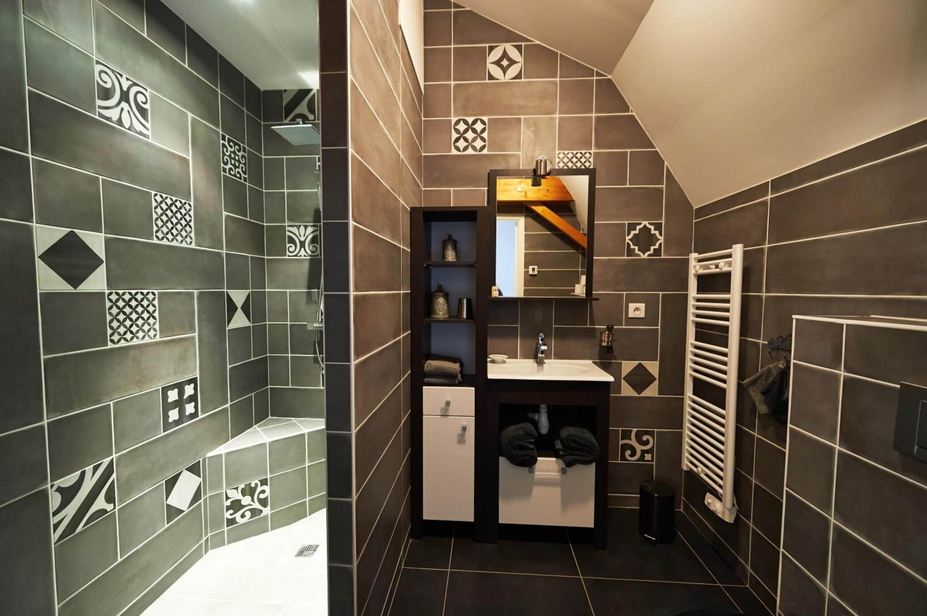 Jetted bath, free toiletries, hair dryer, bidet