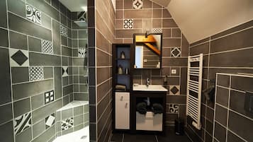 Jetted bath, free toiletries, hair dryer, bidet