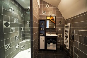 Bañera de hidromasaje, artículos de tocador gratuitos, secador de pelo