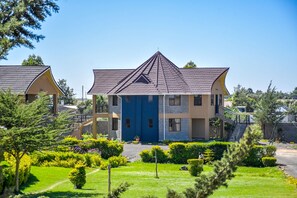 Caja de seguridad en la habitación y escritorio 