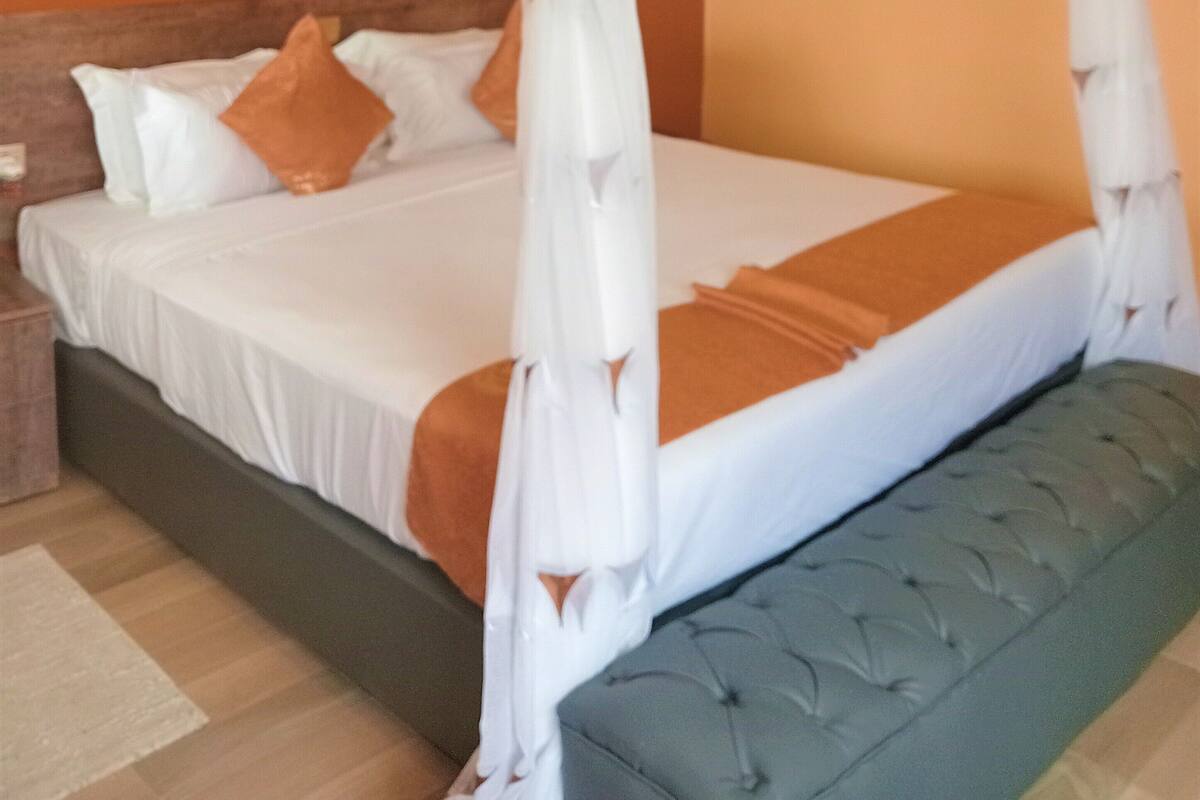 Caja de seguridad en la habitación y escritorio
