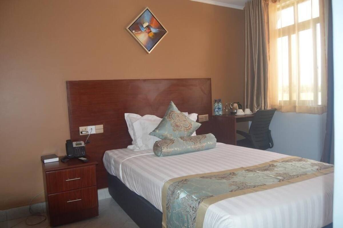 Standard Single Room | 1 bedroom, in-room safe, desk, laptop workspace