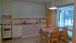 Kylskåp, mikrovågsugn och kaffe- och tebryggare