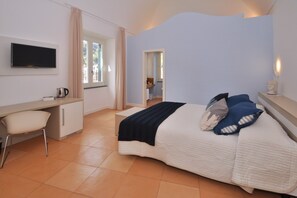 Dobbeltrom – standard | Minibar, safe på rommet, skrivebord og lydisolert