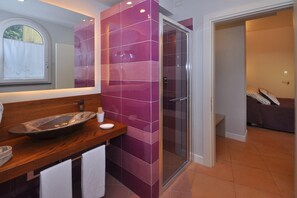 Doppia Standard, 1 camera da letto | Bagno | Doccia, vasca da bagno a immersione totale, set di cortesia gratuito